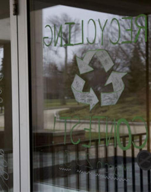 “回收竞赛”被画在玻璃门上，促进了宿舍之间的回收竞赛 